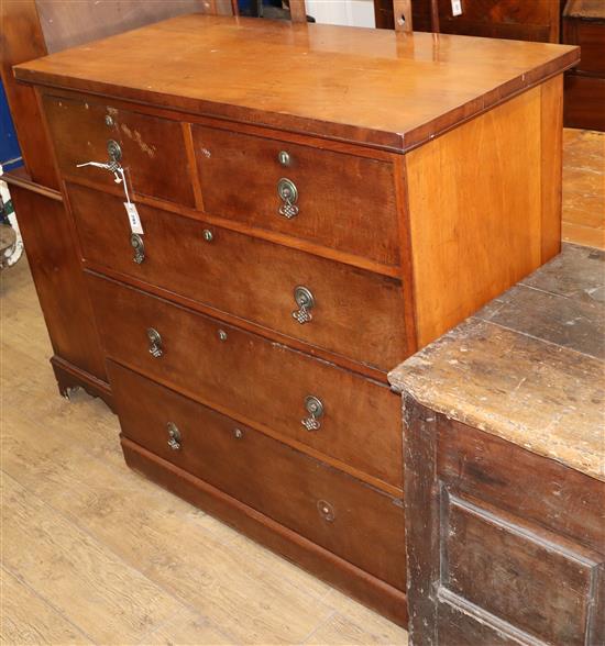 An Edwardian mahogany chest of drawers W.107cm